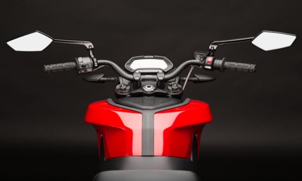 2014 zero-sr_detail_rider-view_1680x1200_press